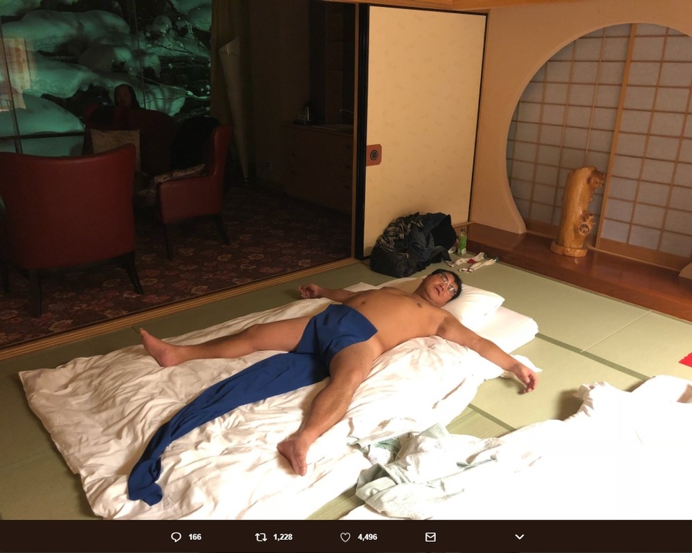 竹山さんがアップした写真。左奥の方に落ち武者のような人影が…（画像は竹山さんのツイッターより）