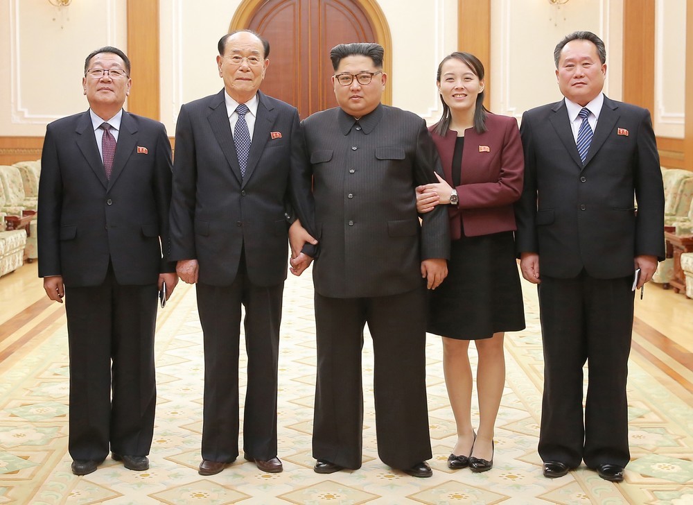 金正恩氏、妹・与正氏の訪韓報告に「満足」　「腕組み写真」で親密アピール