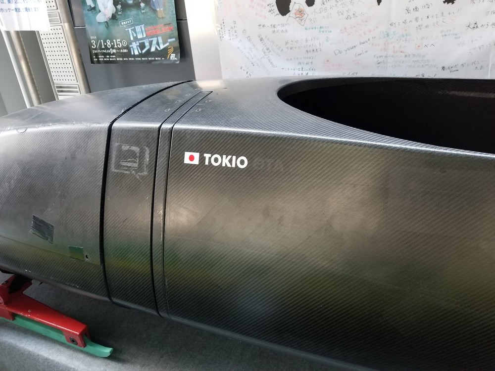 展示の下町ボブスレーから「スポンサーのステッカー」消える　「ジャマイカ騒動で撤退説」は本当？担当者に聞いた