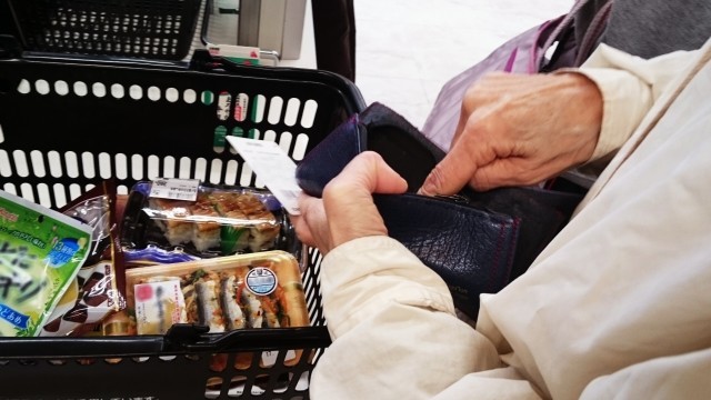 コンビニで店員に対し「ありがとうございます」　お客が会計後にお礼をするのは常識なのか？