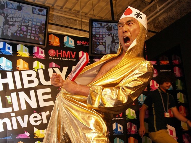 エガちゃん、北朝鮮「美女応援団」近くに？ 「五輪会場」動画が注目集める