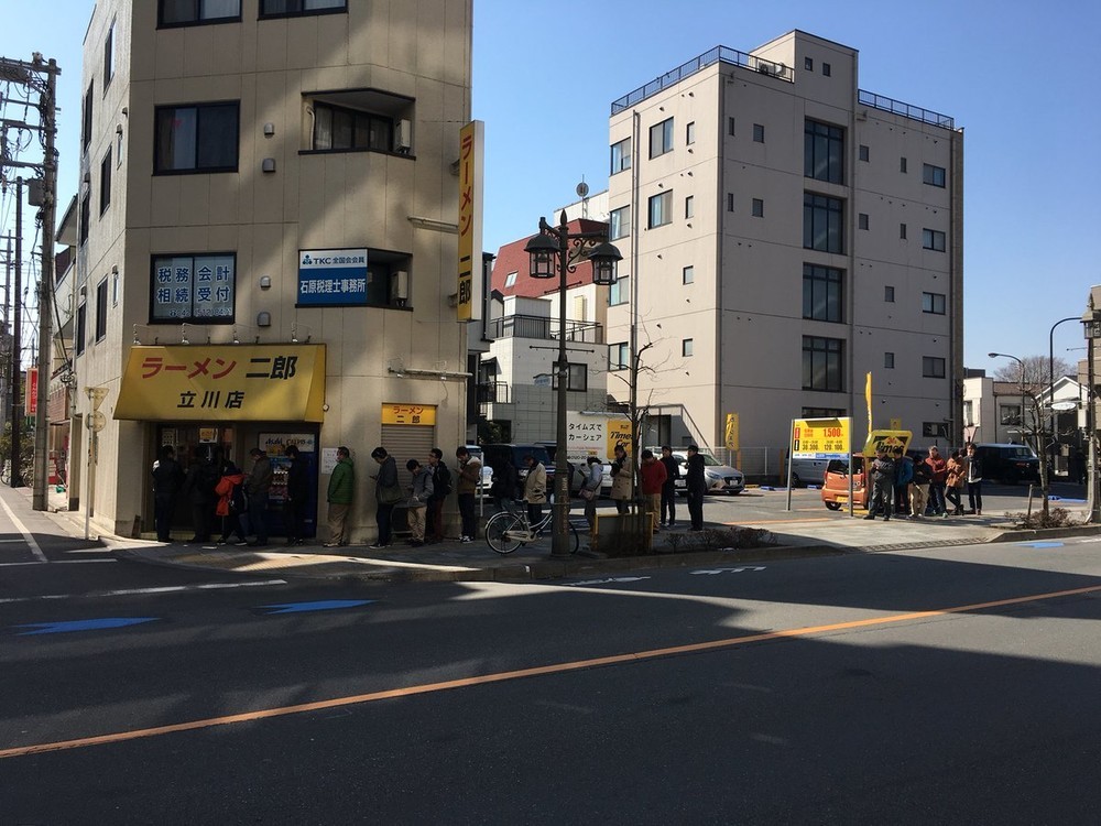 「二郎」立川店、1450日ぶりに営業再開　ファン歓喜の行列で「2時間待ち」