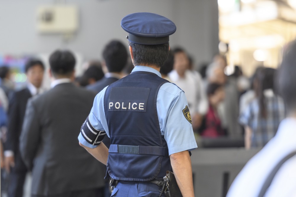 警官の職務質問は断れないのか？　任意のはずなのに...「現場」経験した弁護士に聞いた