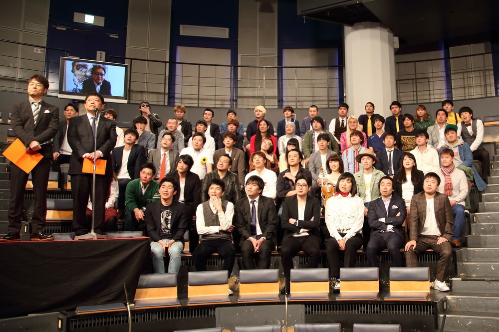 記者会見では芸人らが秋元康氏のVTRを見守った
