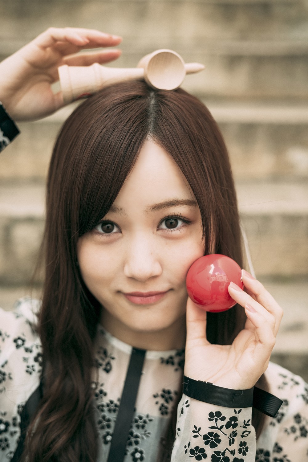 アイドル誌「BRODY （ブロディ）」4月号のセブンネット限定表紙版では、星野さんの写真集のカットが表紙になっている