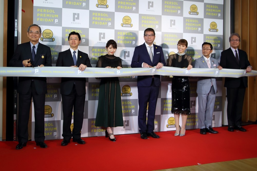 式典では関係者がテープカットした
