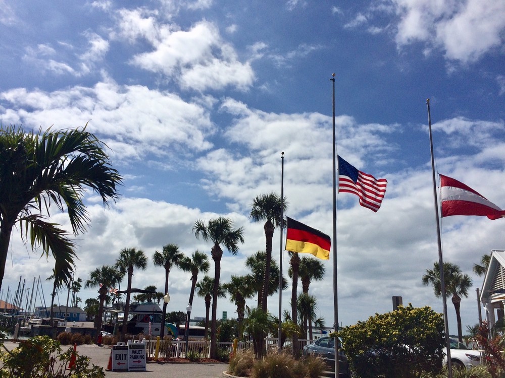 フロリダ州のダニーデン市で掲げられた銃乱射事件の犠牲者に弔意を表す半旗。星条旗以外はレストランの経営者たちの出身国の国旗