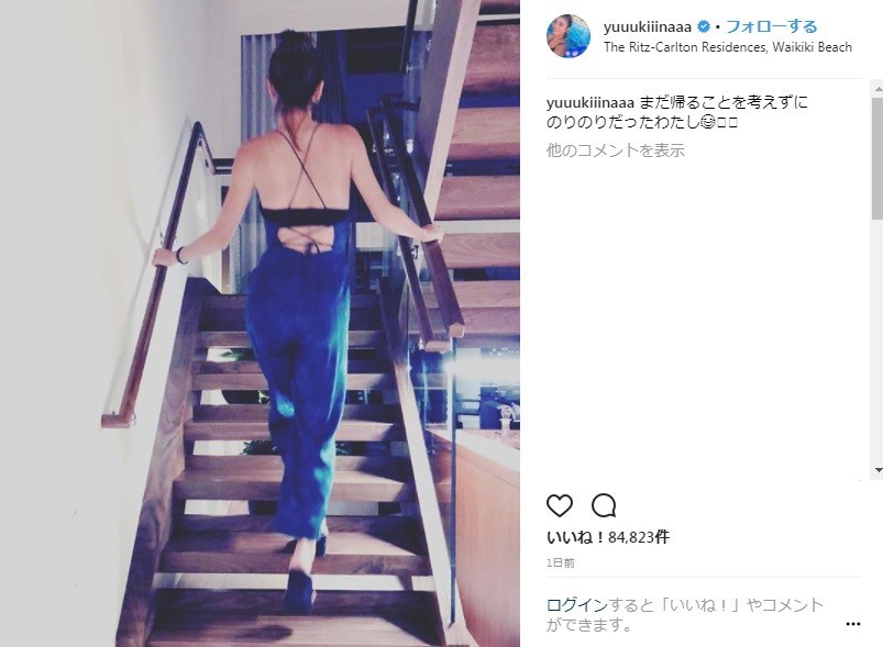 背中を大胆に露出（画像は公式インスタグラムより）