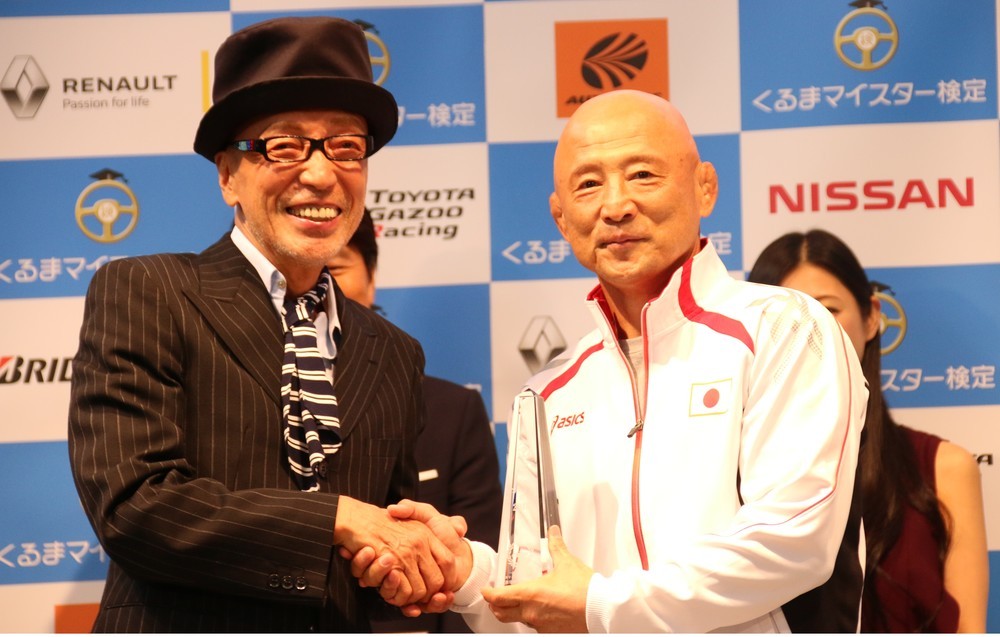 イベントで同席し、握手をするテリー伊藤さんと栄和人監督（2016年9月撮影）