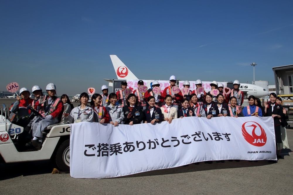 機長以外スタッフら女性ばかり　JALが10回目「ひなまつりフライト」　