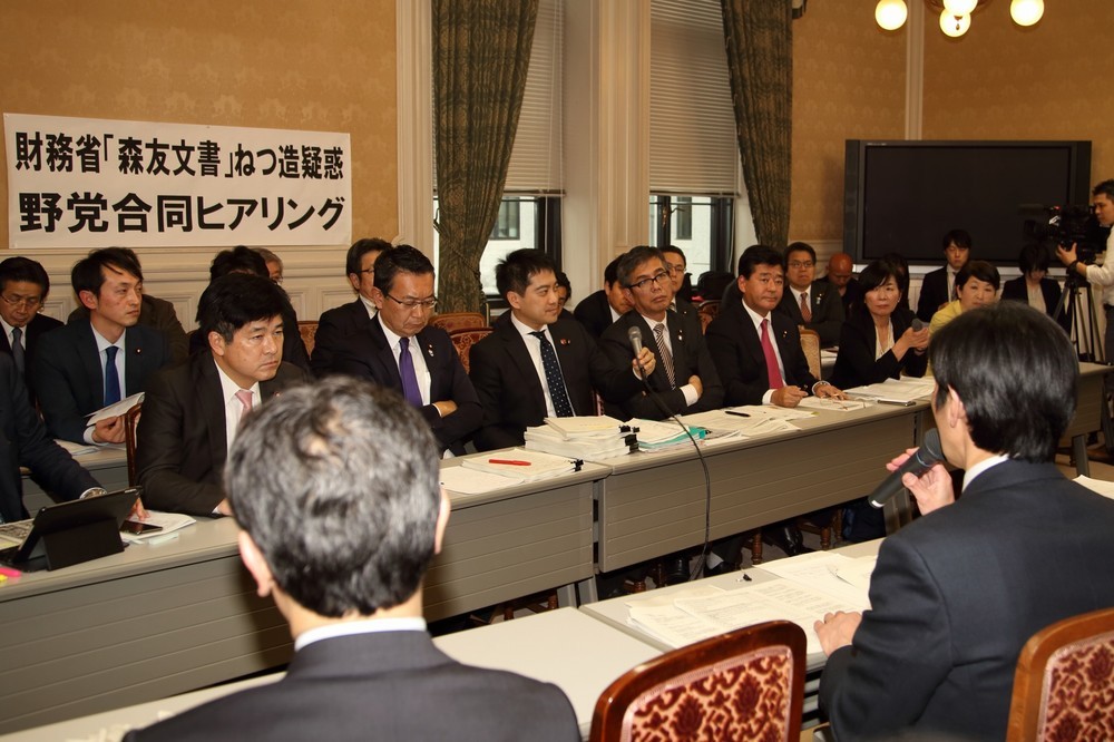 野党によるヒアリングの場で、財務省の富山一成理財局次長（手前右）は職員の自殺について「コメントできない」と繰り返した