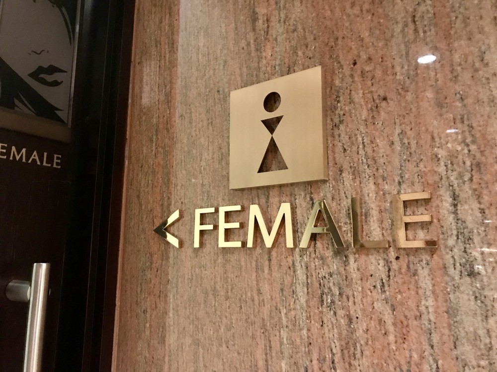 「女子トイレのドア裏におっさんが」　 衝撃ツイートに「似たような経験がある」との声相次ぐ