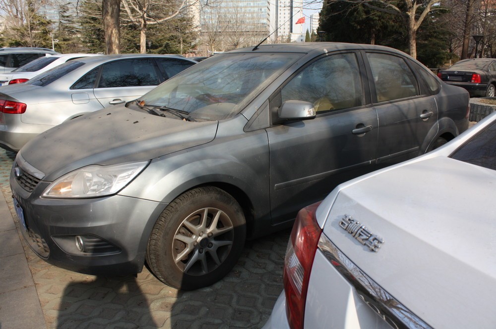 北京市内の駐車場に置かれた吉利の自動車（一番手前）。北京のような大都会で見ることは少ない
