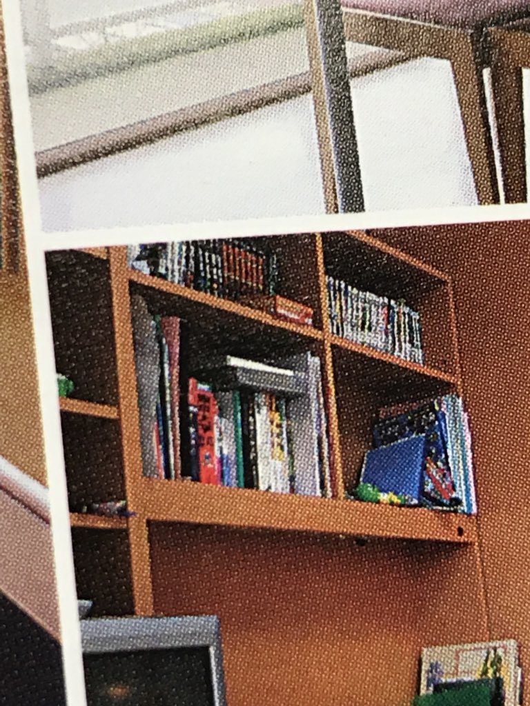 東京大学の赤本が一橋大生の本棚に（提供写真）