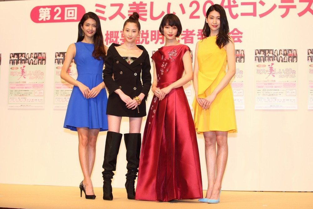 オスカープロモーションを代表する20代のタレントがコンテストへの応募を呼びかけた。左から田中道子さん、河北麻友子さん、剛力彩芽さん、是永瞳さん