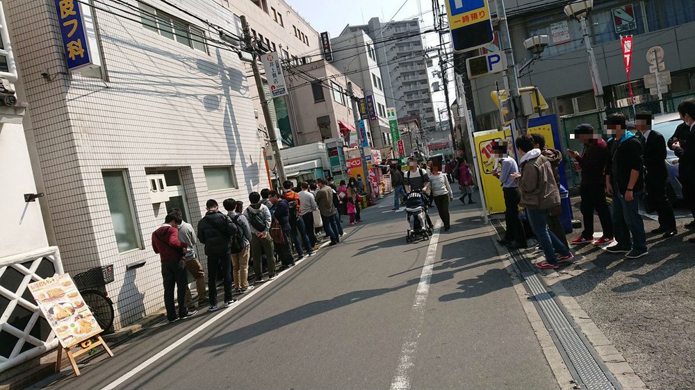 行列は店頭を離れても続いた。写真はジャス（＠fantastic_jas）さん提供