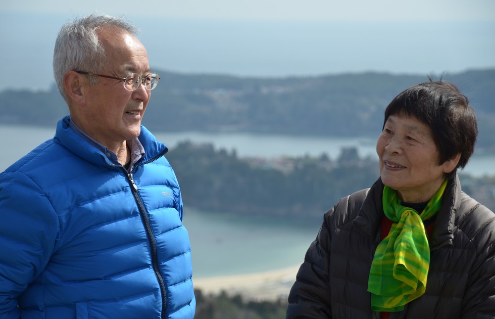 大島に住む小野寺しめ子さん（右）と村上吉行さん
