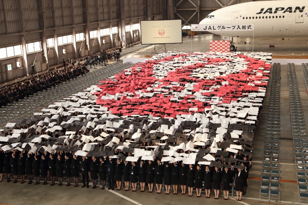 色画用紙で鶴丸ロゴと人文字を作った
