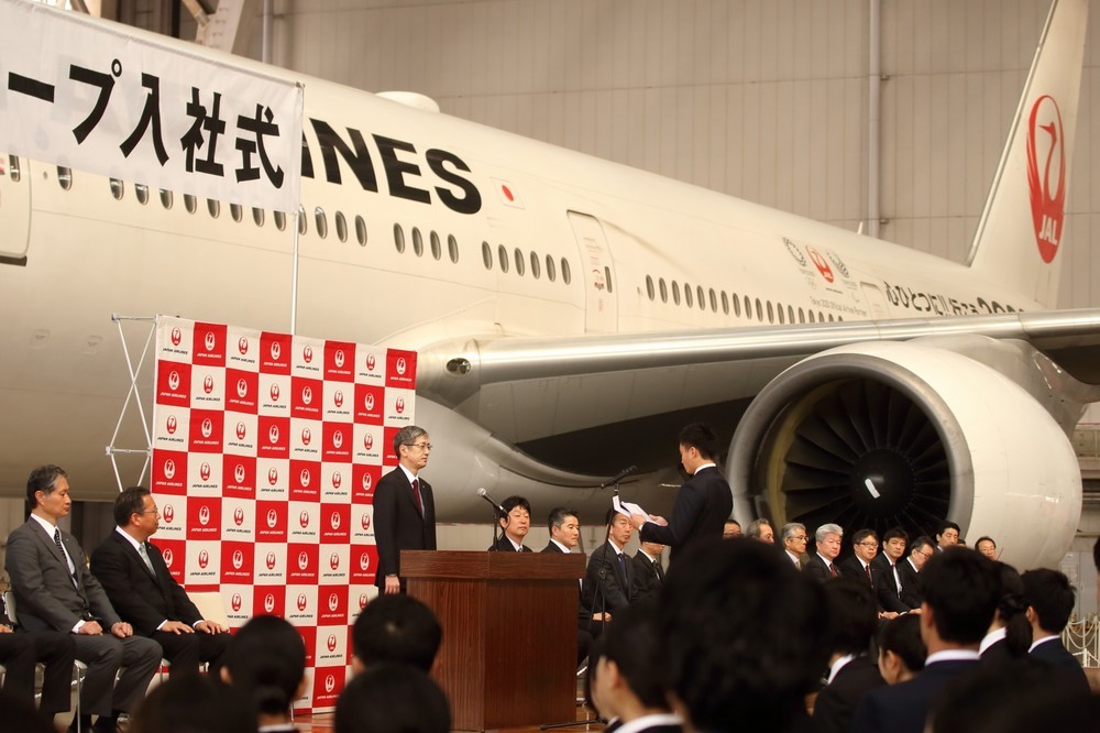 新入社員から宣誓を受ける赤坂祐二社長（左）
