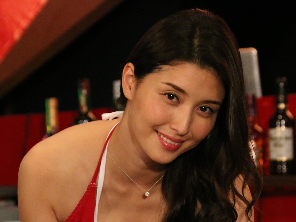 橋本マナミ「露出ゼロ」の和装花嫁姿　あでやか美貌に「セクシー系より似合う」の声も