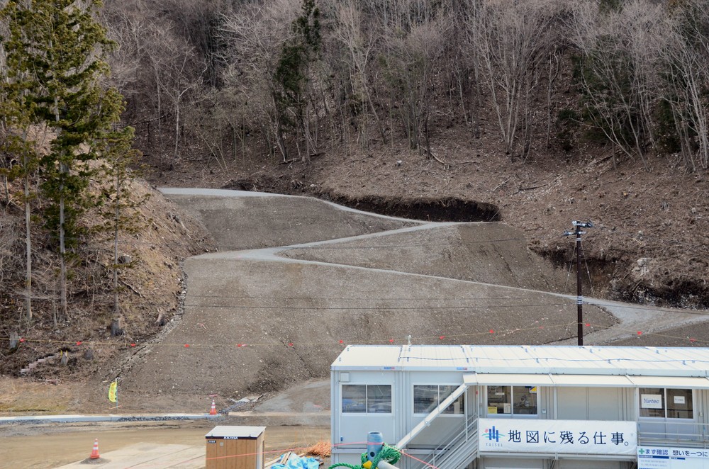 スタジアム裏で整備が進む、津波の際の避難路