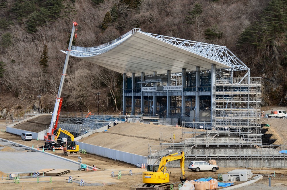 メーンスタンドには「想いを一つに『釜石の復興のシンボル』を築く」と掲げられていた