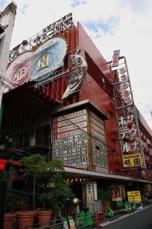 映画の舞台となった大阪市千日前の「味園ユニバース」（Wikimedia commonsより、Starglassさん撮影）