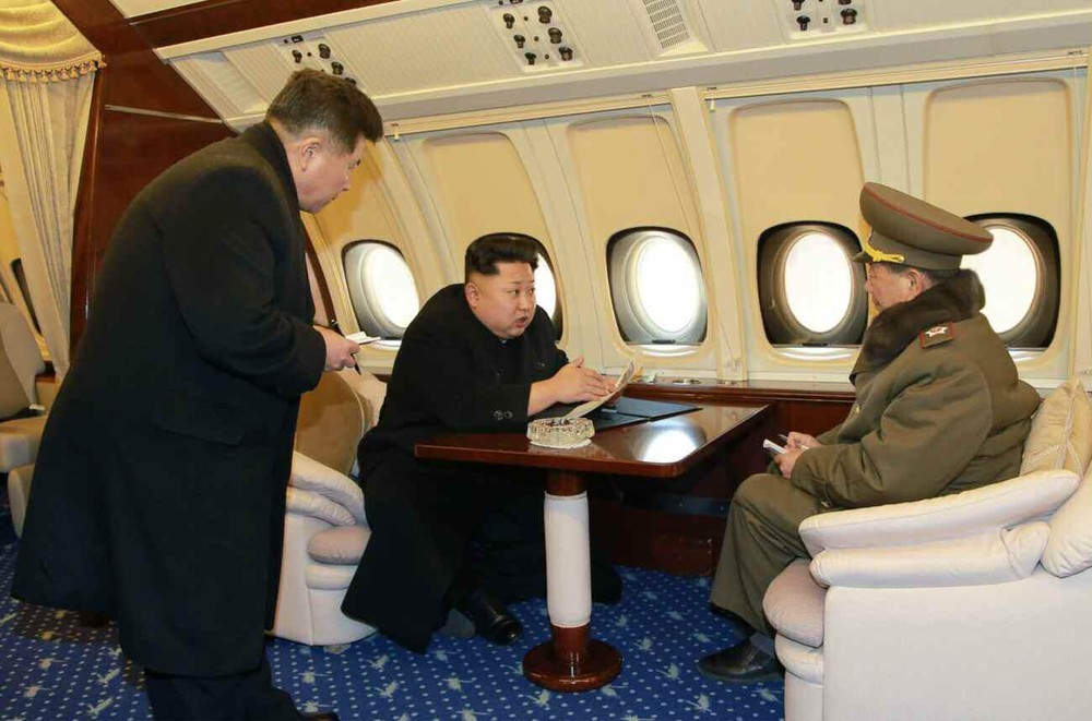 北朝鮮の政府専用機で打合せする北朝鮮の金正恩委員長（中央、労働新聞から）