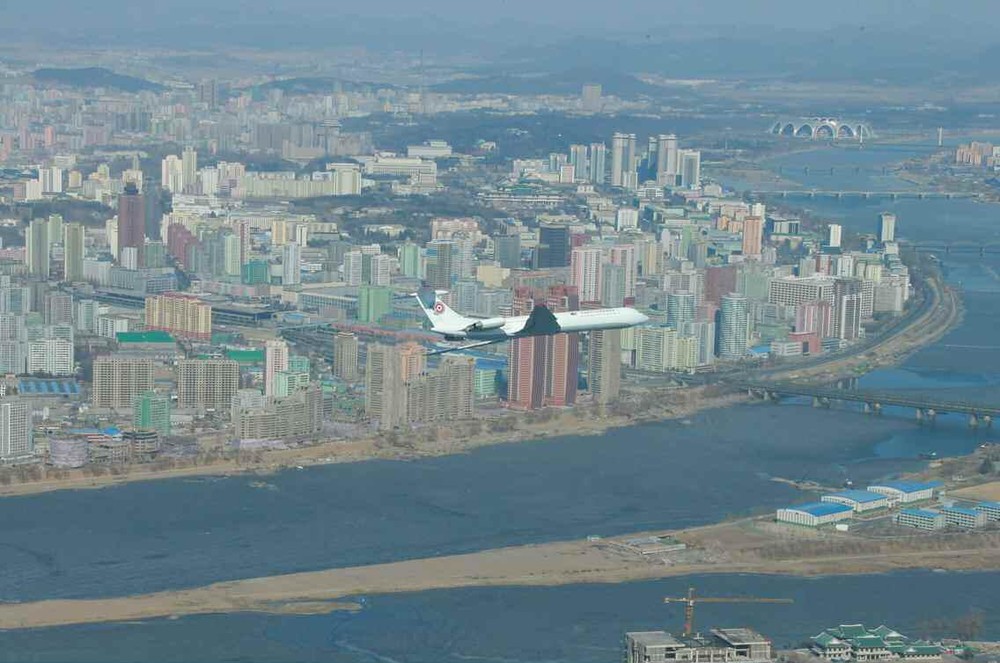 平壌市上空を飛ぶ北朝鮮の政府専用機（労働新聞から）