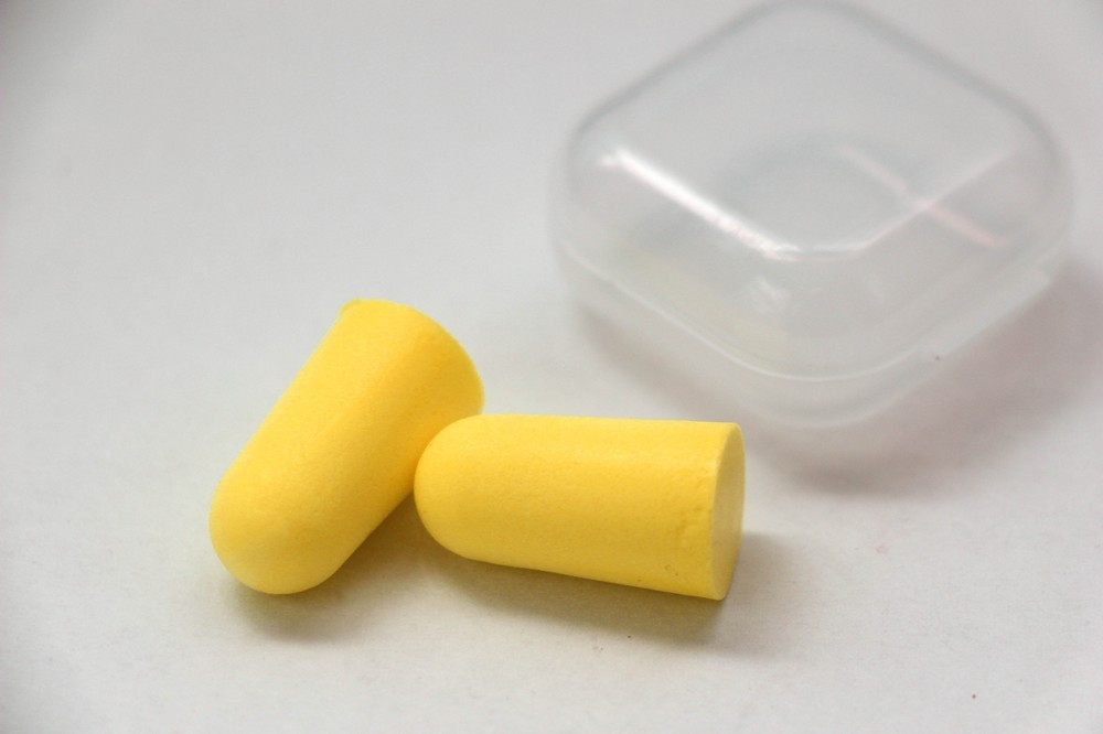 子供が泣き出したら、隣の乗客が耳栓を... 「悲しくなった」母親の訴えに反響