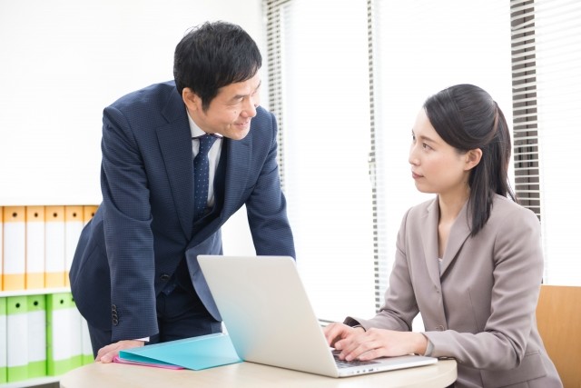 「セクハラの境界線」が議論　ウサギとクマがハグするLINEスタンプを送ったらどっちだ？