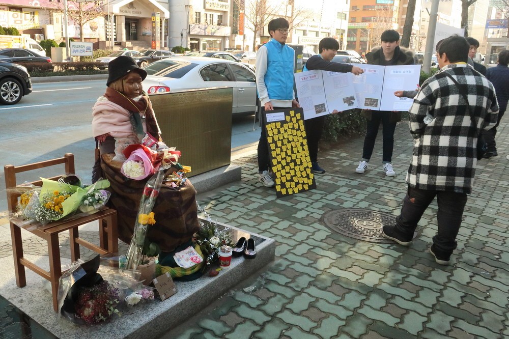 韓国・釜山の日本総領事館前に設置された慰安婦像（2017年1月撮影）。すぐ隣に徴用工像の設置が計画されている
