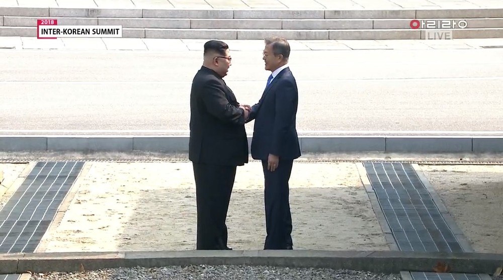 北朝鮮を「訪問」した文在寅氏。金正恩氏で握手した。ひときわ丁寧な態度を見せた形だ