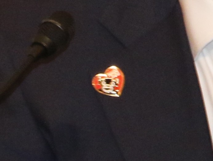 「くまモン」バッヂのズーム。ハートの形をしている