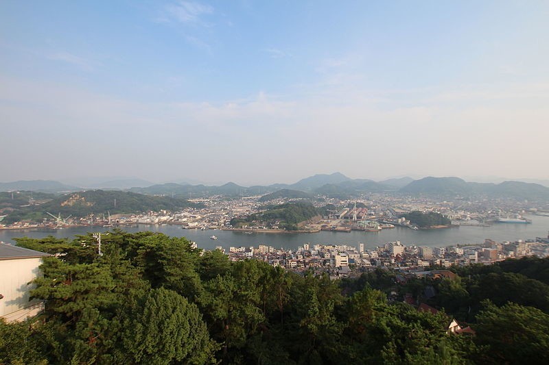 尾道市の千光寺公園展望台からの光景。奥が向島だ（WikimediaCommonsより、KCyamazakiさん撮影）