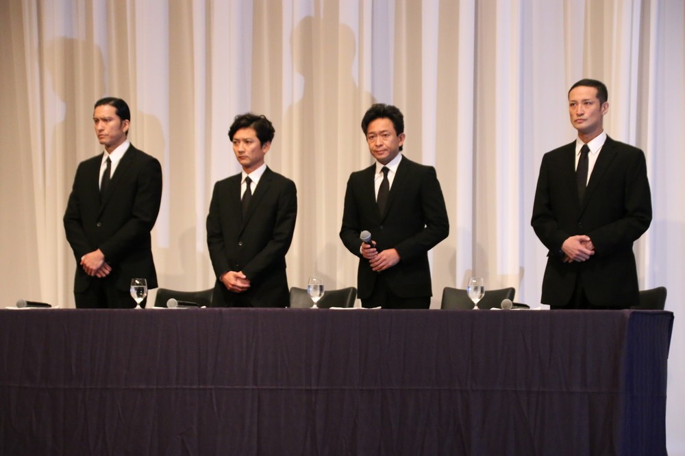 5月2日に謝罪会見したTOKIOの（左から）長瀬智也さん、国分太一さん、城島茂さん、松岡昌宏さん。山口達也メンバーから退職願が出されたことも明かしていた。