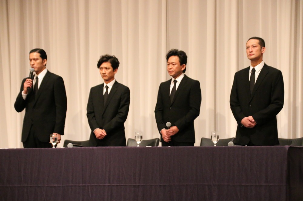 TOKIOの4人は5月2日、ブラックのスーツ・ネクタイで会見し、山口達也メンバーの事件について謝罪した