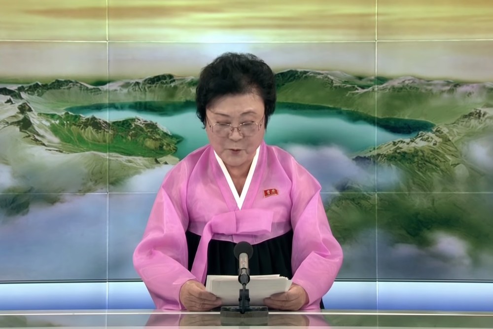 金正恩・朝鮮労働党委員長の訪中を発表する李春姫（リ・チュンヒ）アナウンサー。メガネをかけ、下を向くことが多かった