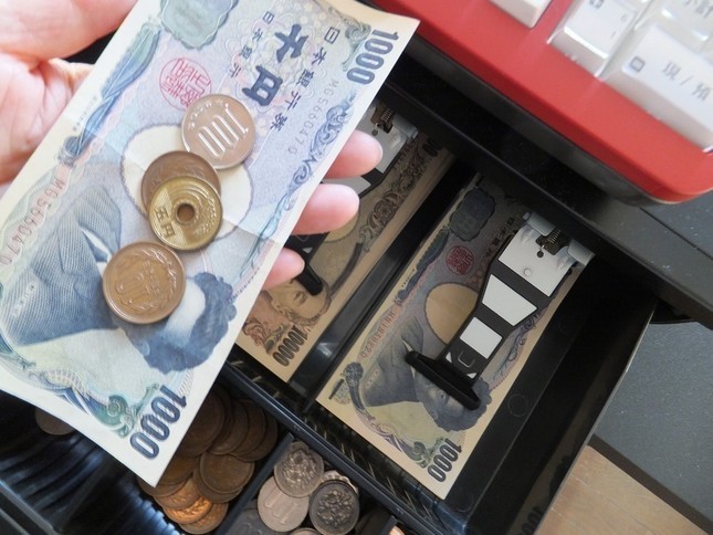 混雑レジでの小銭払いは「モラルない」？　あびる優の持論に賛否両論
