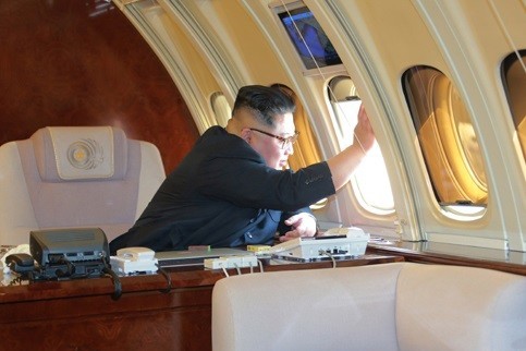 専用機から手を振る金正恩氏（写真は労働新聞から）