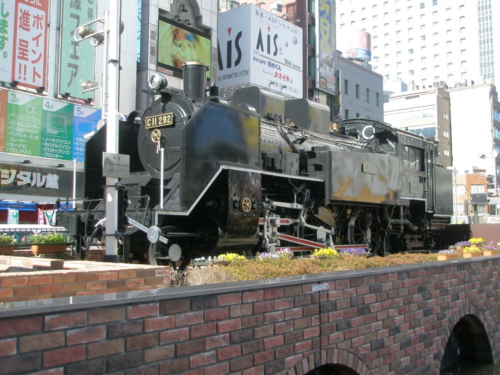 新橋駅前、一時騒然　女子高生7人に何が？
