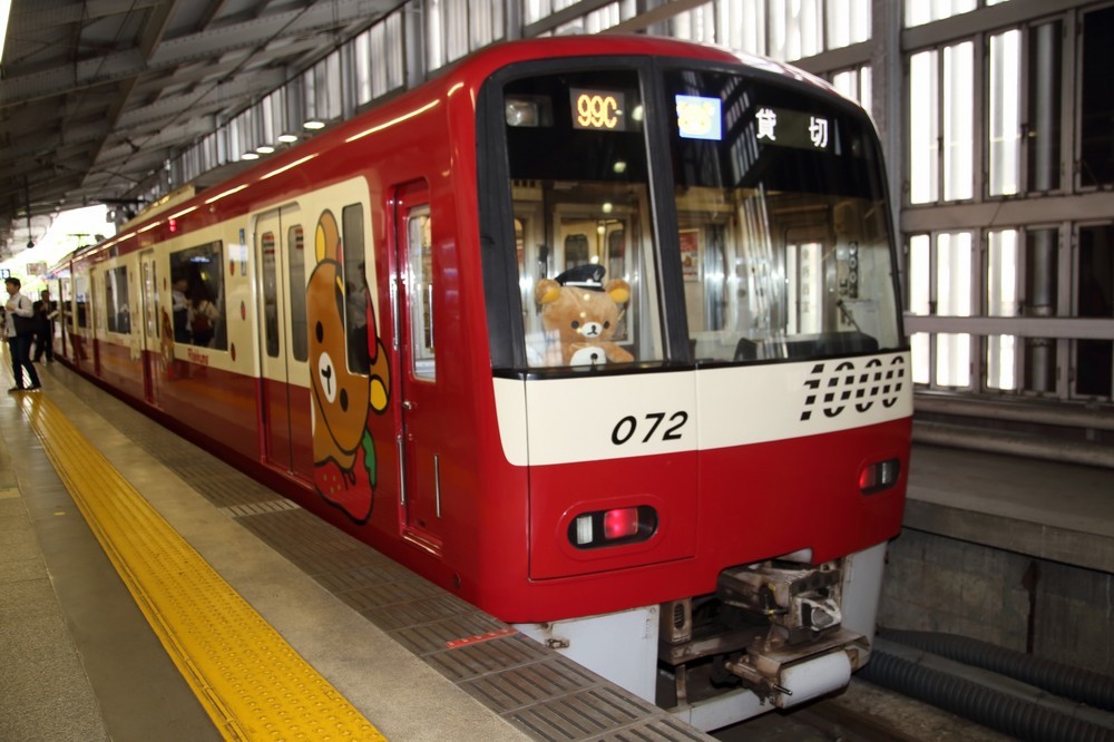 行先表示器や運転席にも「リラックマ」