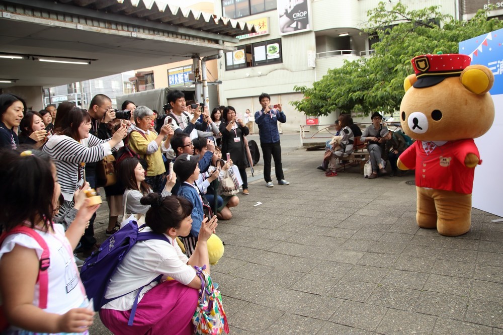 三浦海岸駅では「リラックマ駅長」が観光客を出迎えた