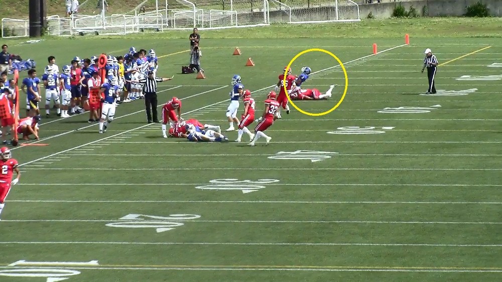 【危険タックルの一部始終（4）】タックルを受けた関学QBはこのプレーで負傷し、フィールドを去った