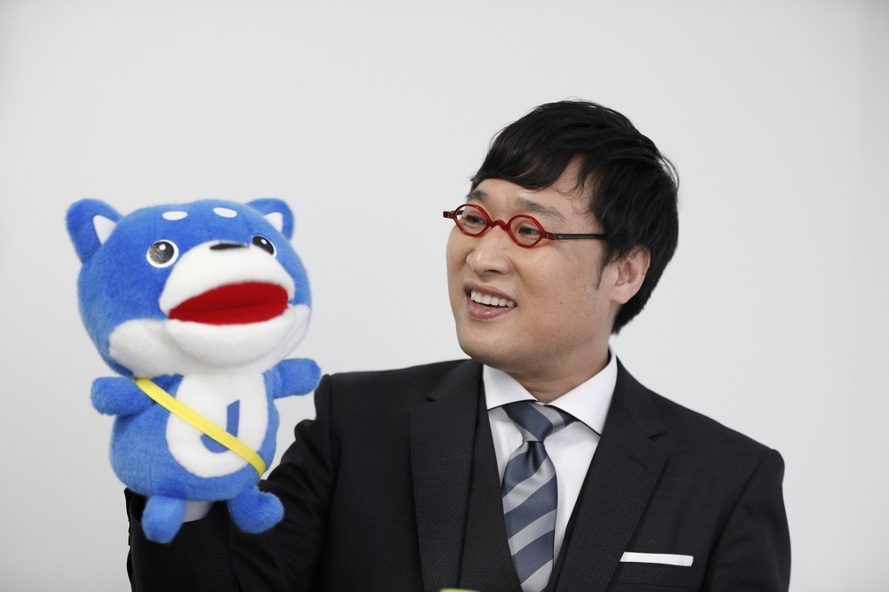 山里名誉編集長と初対面した、J-CASTニュースのマスコットキャラクター「カス丸」