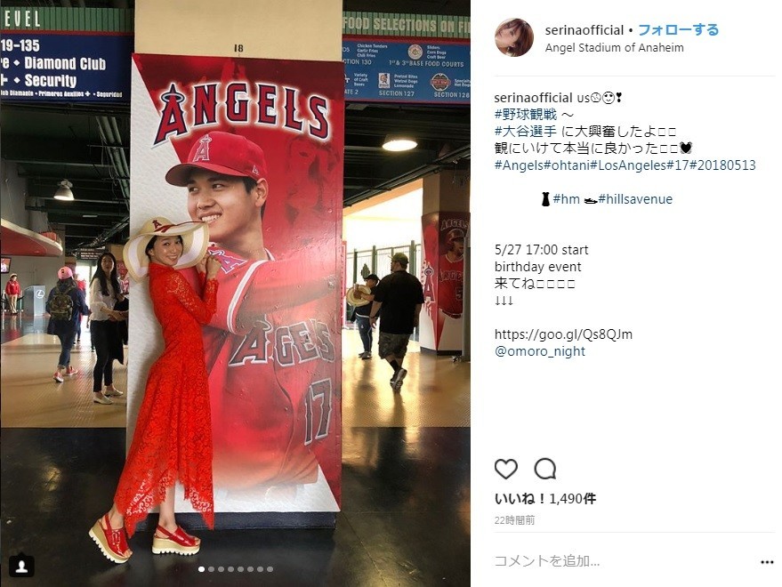 大谷選手のポスターの前で記念撮影する芹那さん（画像は本人のインスタグラムより）