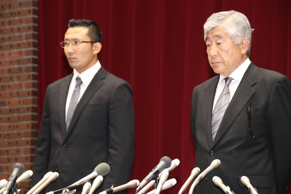 会見する内田正人前監督（右）と井上奨コーチ