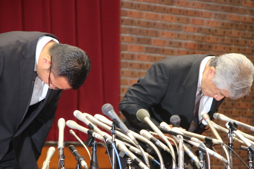 頭を下げて謝罪する内田正人前監督（右）と井上奨コーチ