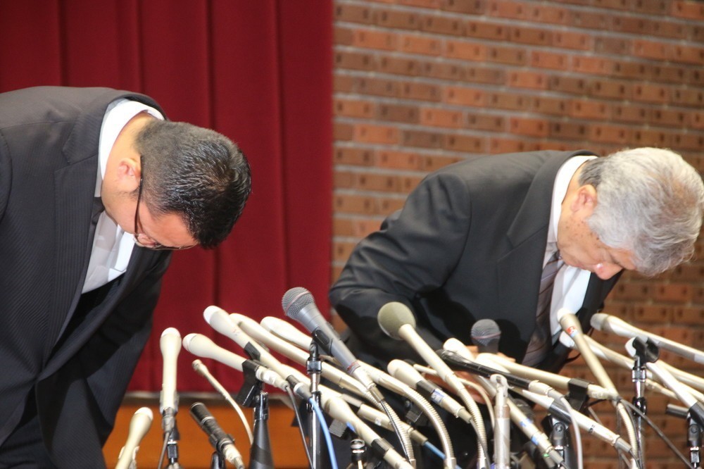 会見で頭を下げる内田正人前監督（右）と井上奨コーチ
