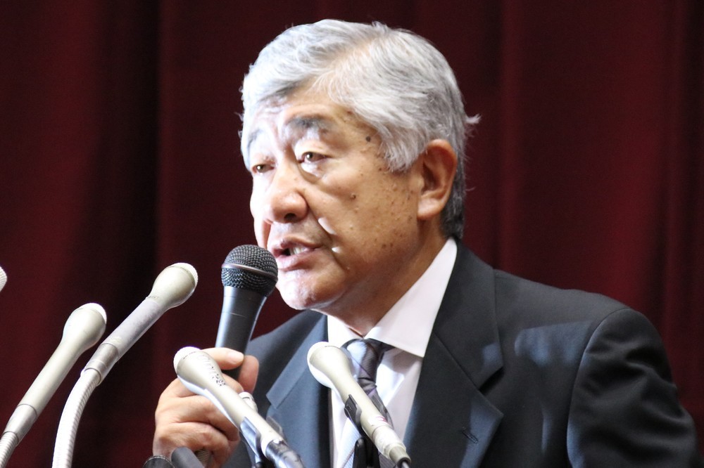 質問に答える内田前監督